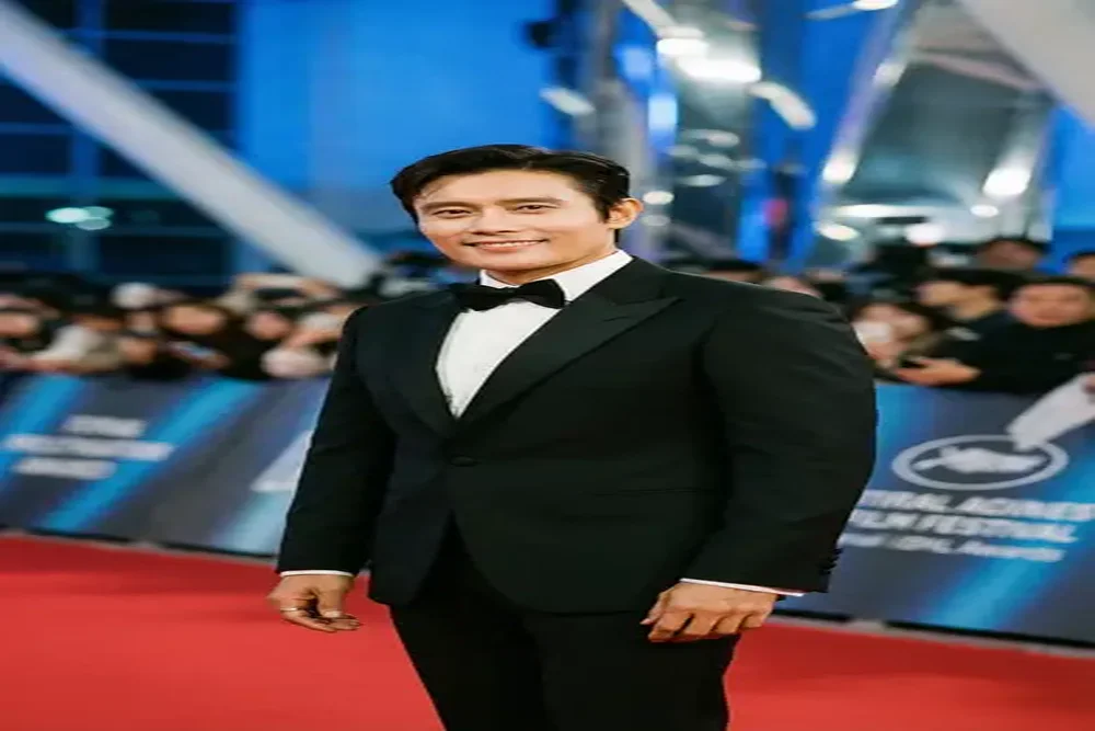 看片合作国际男演员红毯照